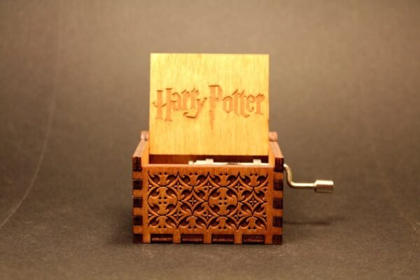صندوق موسيقى خشبي محفور مع عصا هاري بوتر السحريه